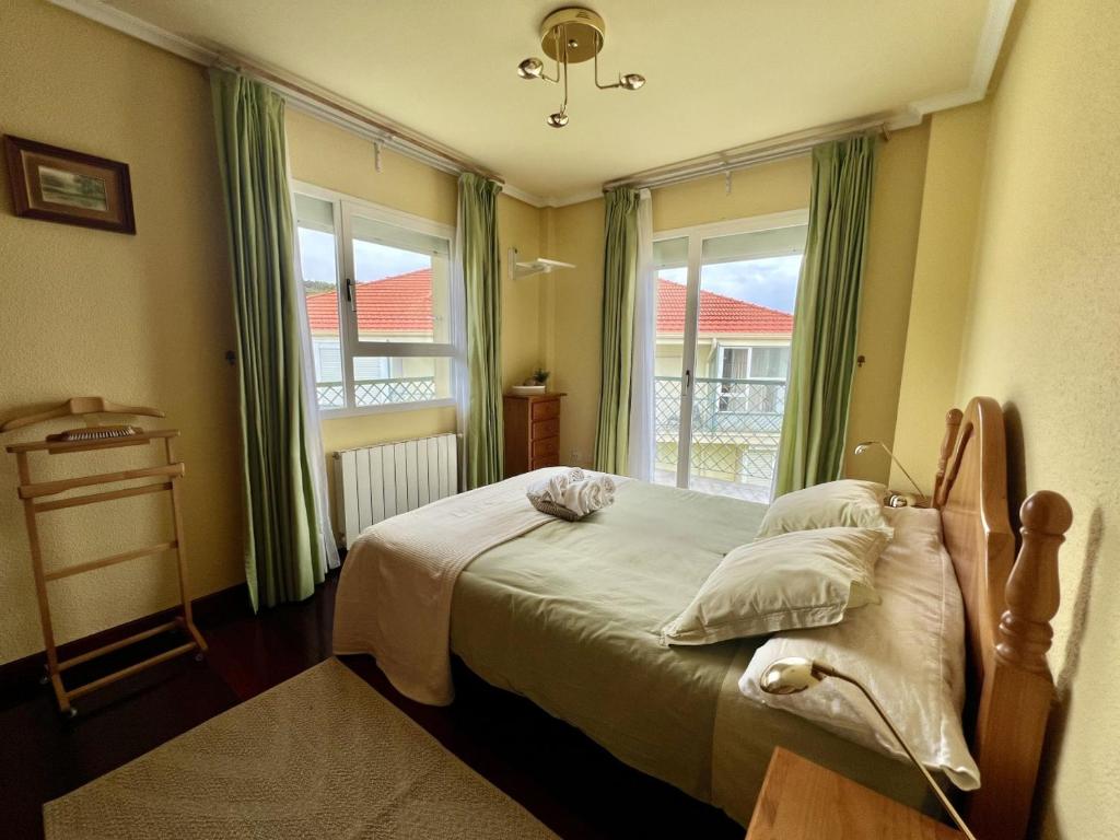 a bedroom with a bed and a window at Apartamento El Corrillo - 5835 in Isla