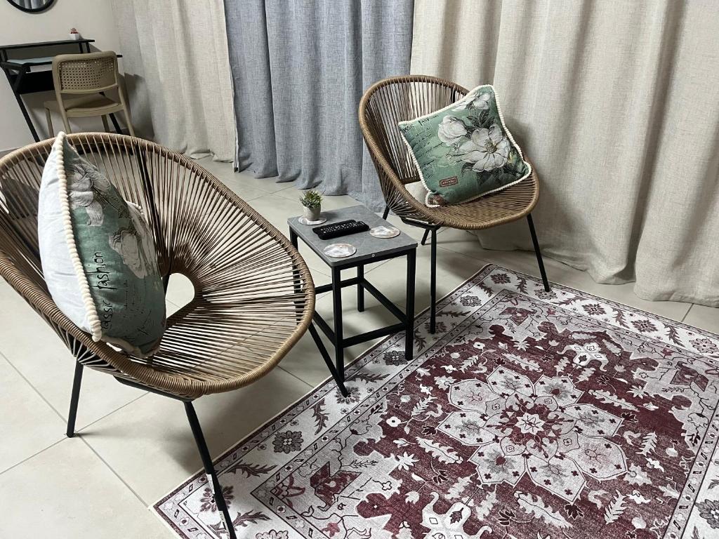L&C Cottage tesisinde bir oturma alanı