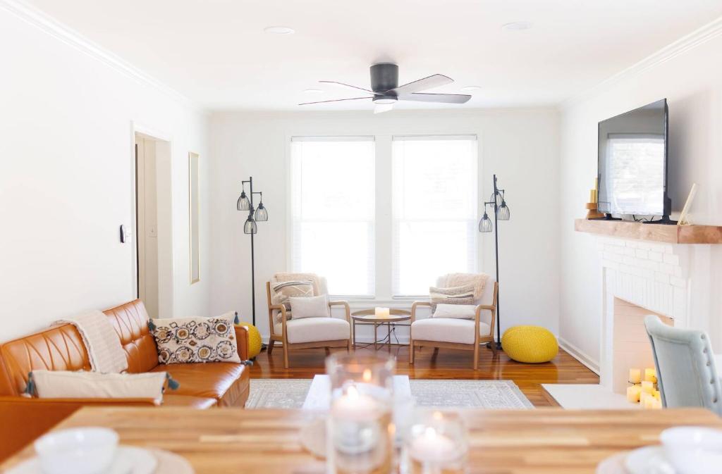 een woonkamer met een bank en een open haard bij Cozy Historic District Cottage in Dothan