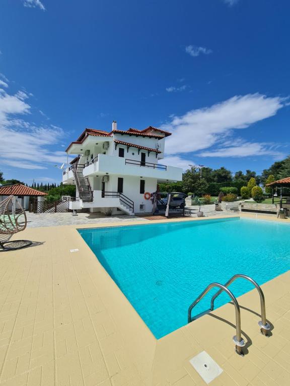 Piscina de la sau aproape de Villa ChrysPa Attica