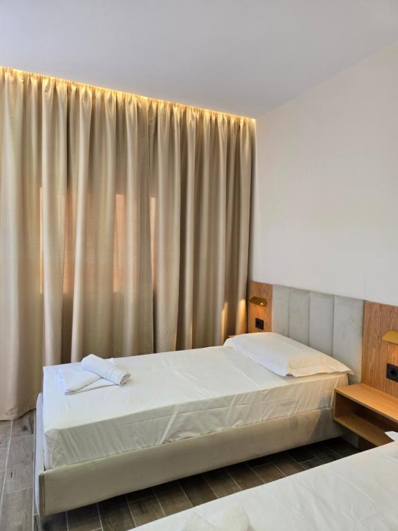 Postel nebo postele na pokoji v ubytování Azure Hotel Dhermi