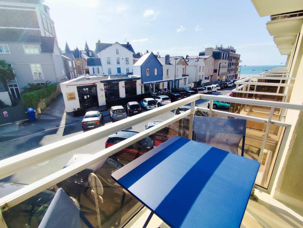 - un balcon avec vue sur une rue avec des voitures dans l'établissement L'Ancrage - Sea view terrace - Beach 50m away, à Saint-Malo