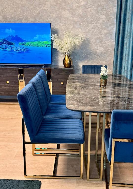 TV a/nebo společenská místnost v ubytování BEST PLACE HOLIDAY HOME ii FREE PARKING
