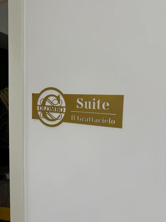 a sign on a door that reads suite in centricride at IL Grattacielo Di Genova in Genoa