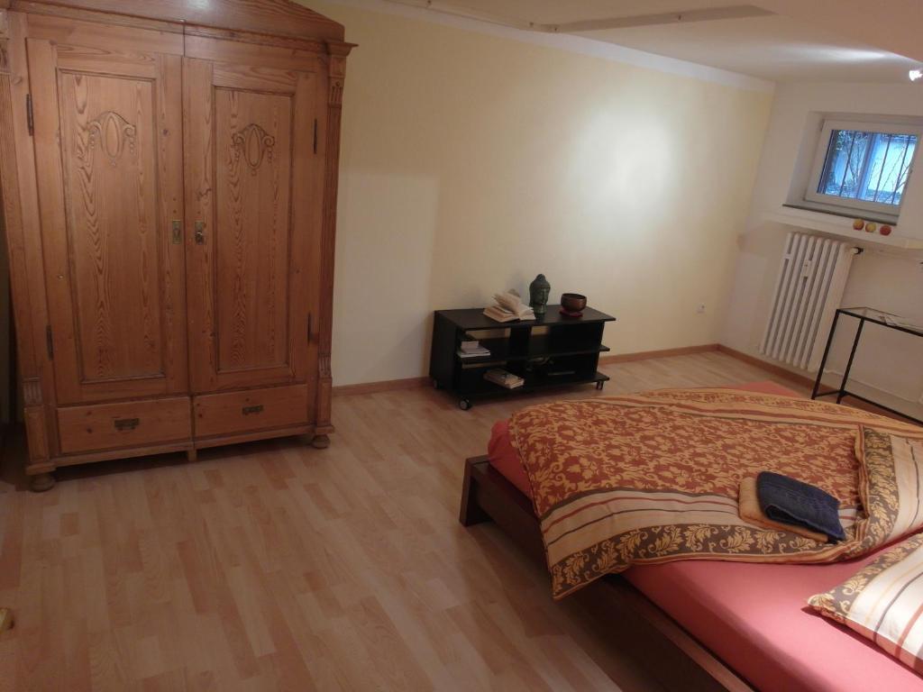 um quarto com uma cama e um grande armário de madeira em Am Forsthaus Gravenbruch em Gravenbruch