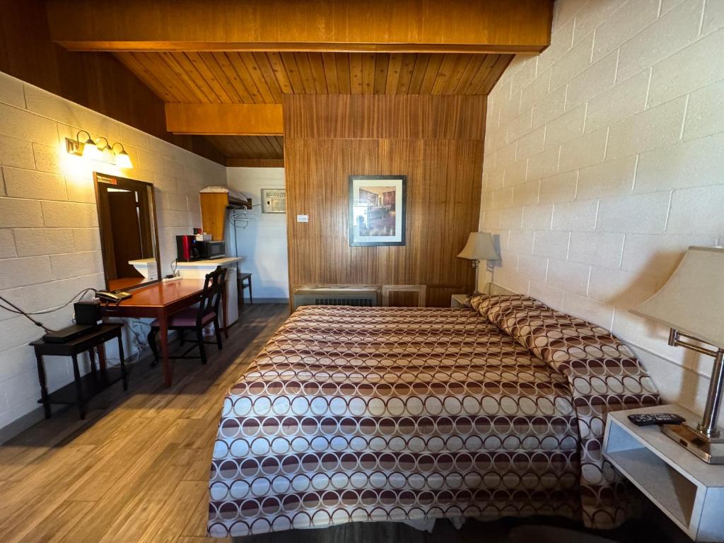 Postel nebo postele na pokoji v ubytování Ace Crown Motel