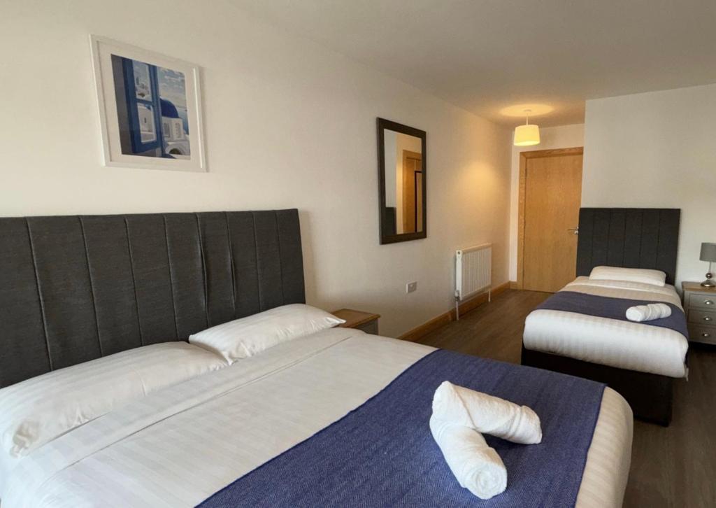 Postel nebo postele na pokoji v ubytování Port House Letterkenny Wild Atlantic Apartments