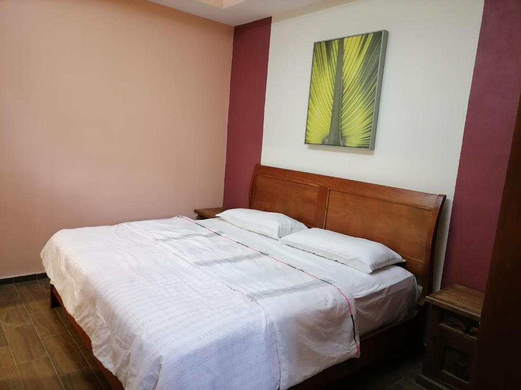 a bedroom with a large bed with white sheets at Amplios y cómodos apartamentos en Playa del Carmen in Playa del Carmen