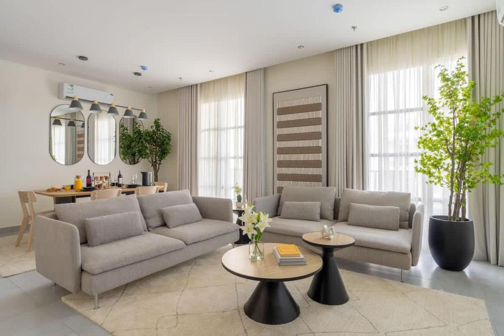 een woonkamer met een bank en een tafel bij 3BR Luxury Stay in Riyad