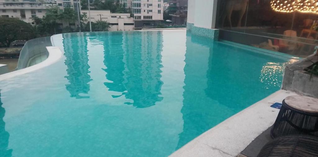 Bazén v ubytování Novotel Residence Hotel Manila by Jolly Luxe Suites at Acqua nebo v jeho okolí