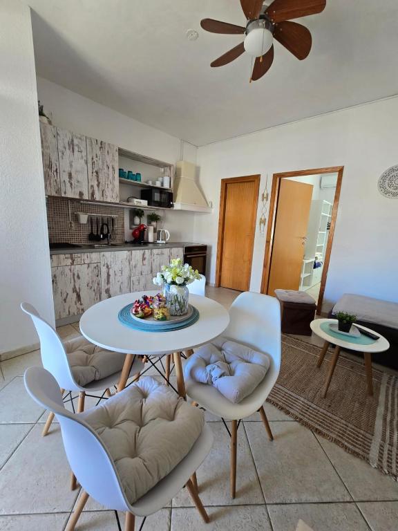 kuchnia i salon ze stołem i krzesłami w obiekcie Apartment Melani w mieście Vir