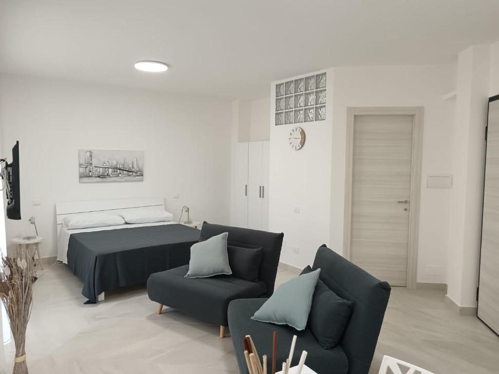 a bedroom with a bed and a couch and a bed at Il Triangolo in Termoli
