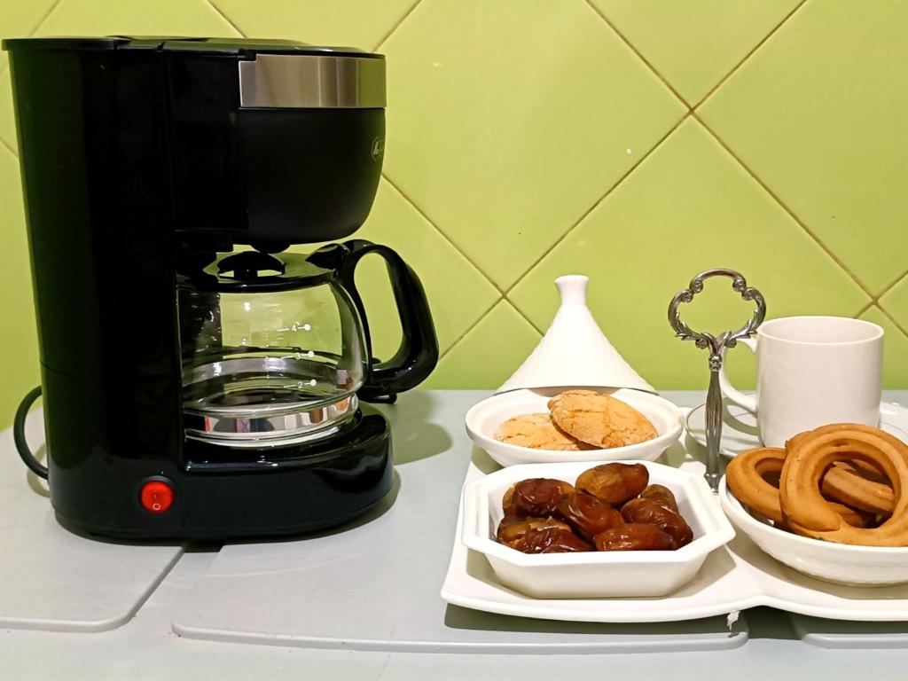 Tetera y cafetera en Aziz House 1