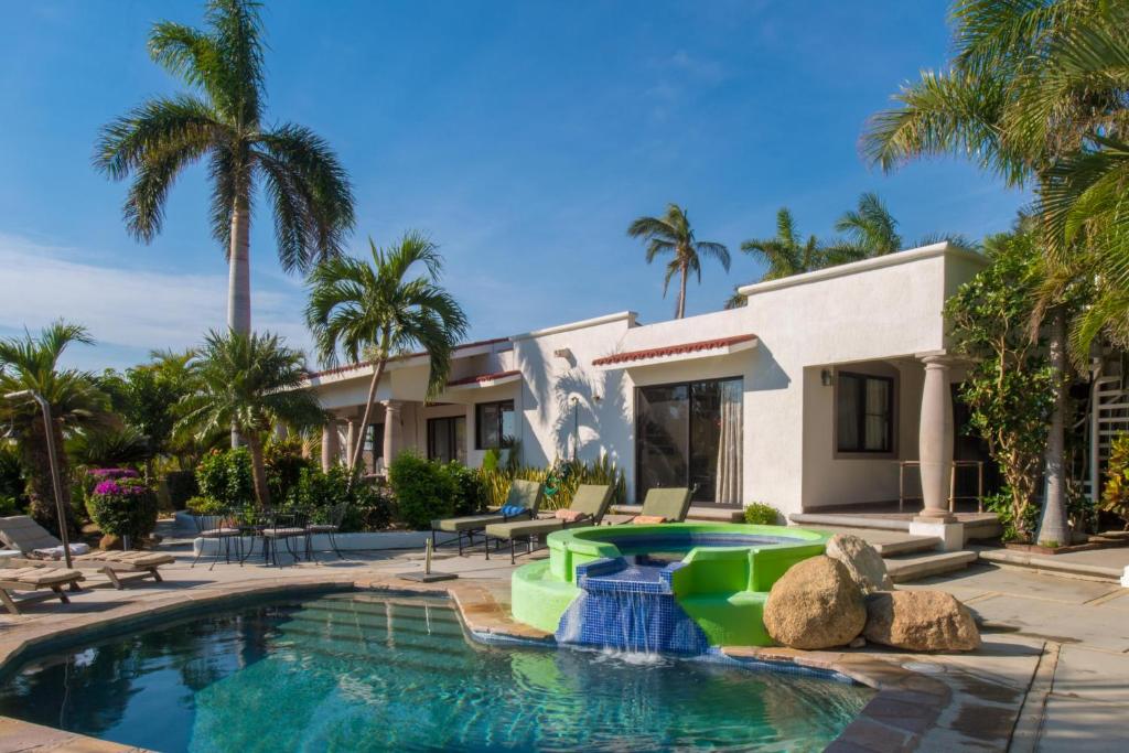 una casa con piscina e palme di Villa Sun Guadalupe by Cabo Villas a San José del Cabo