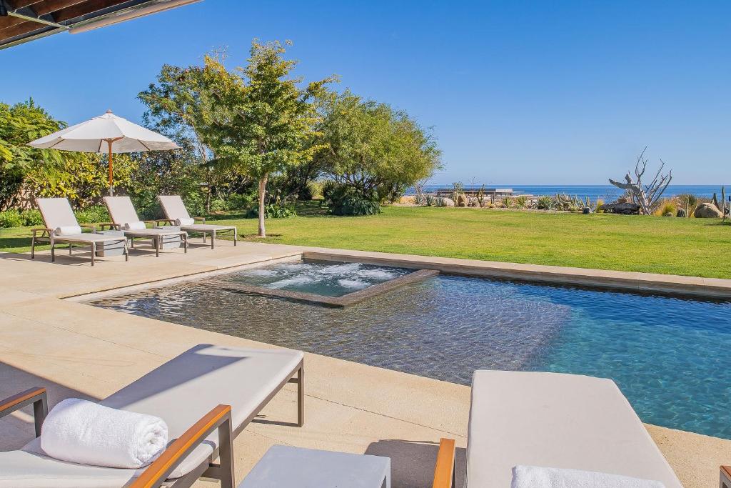 una piscina con lettini e un ombrellone di West Enclave 8 by Cabo Villas a San José del Cabo