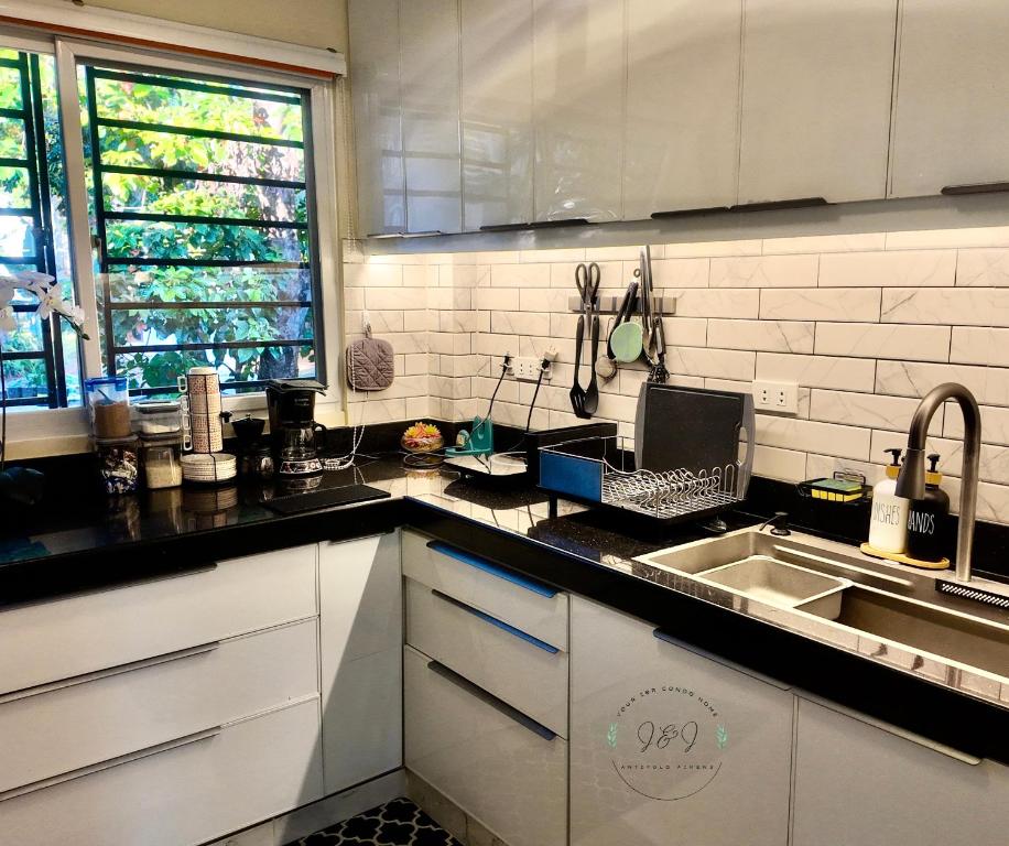 Kuchyň nebo kuchyňský kout v ubytování J&J Antipolo 2 Bedroom Condo with Nature View, Netflix, Karaoke, & Threadmill