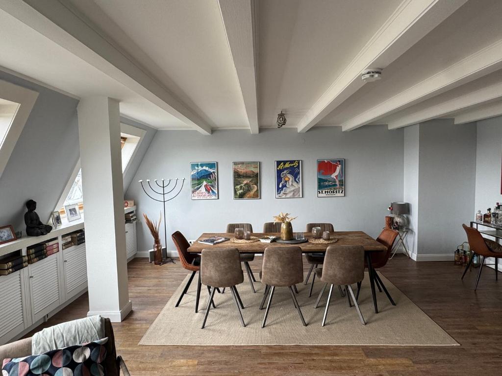 a dining room with a table and chairs at City Residence H14 - Prime location - perfect for Business & Lifestyle in Hamburg