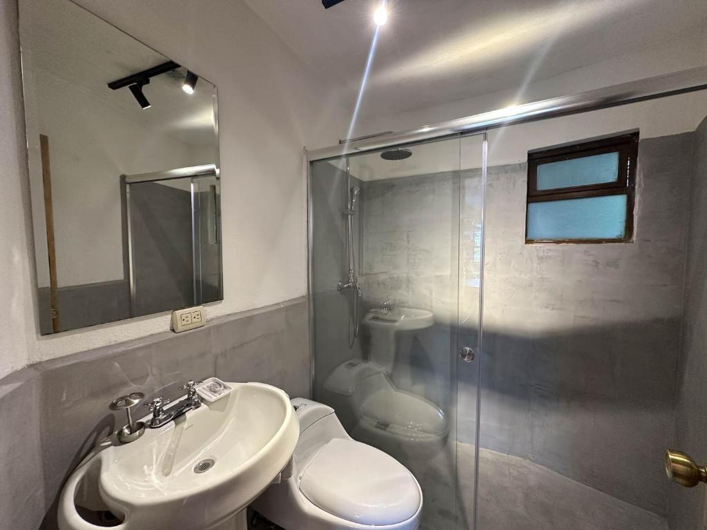 Koupelna v ubytování Apartamentos Otorongo Cuenca Ecuador