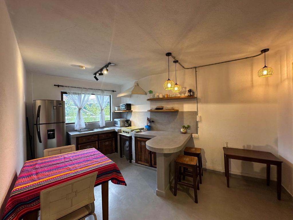 Kuchyň nebo kuchyňský kout v ubytování Apartamentos Otorongo Cuenca Ecuador