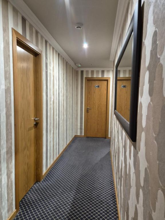 Televízia a/alebo spoločenská miestnosť v ubytovaní Hotel HHB Pontevedra Confort