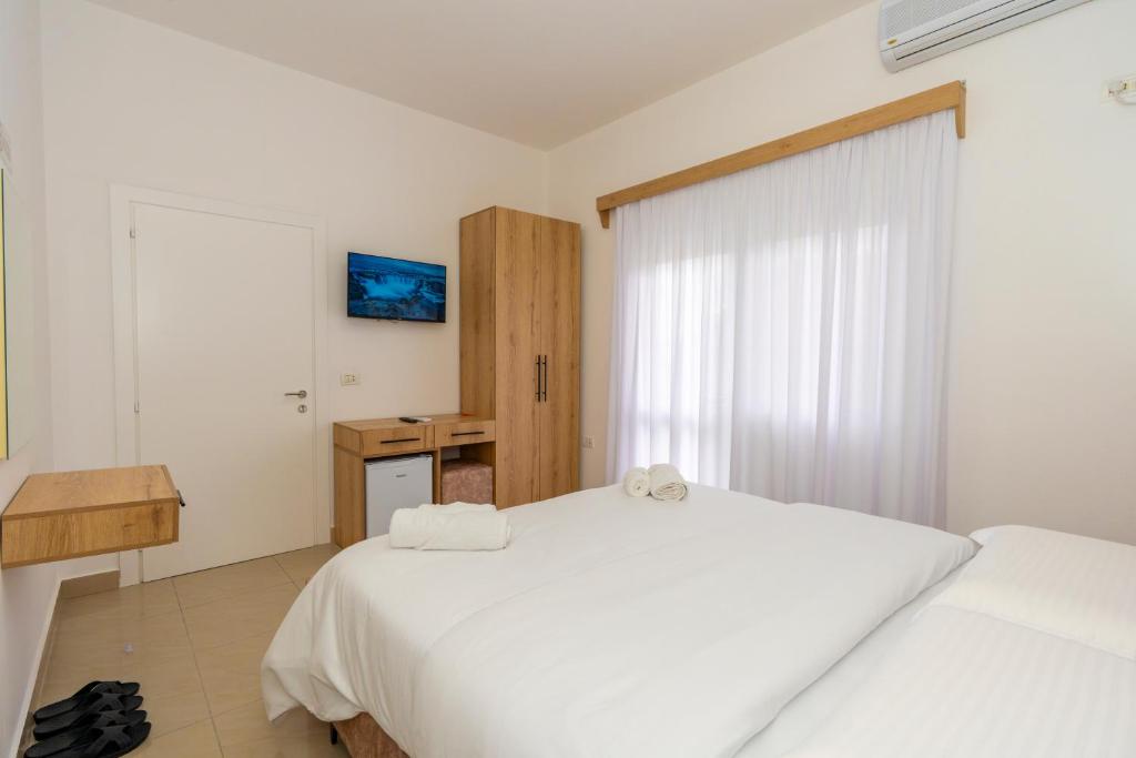 Postel nebo postele na pokoji v ubytování Hotel Shkodra Comfort