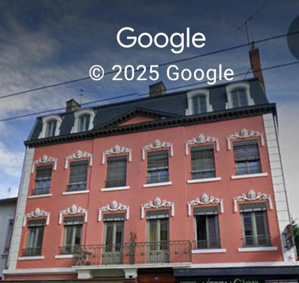 un grande edificio rosso con la scritta Google sopra di Studio calme avec jacuzzi accès bus direct gare a Villeurbanne