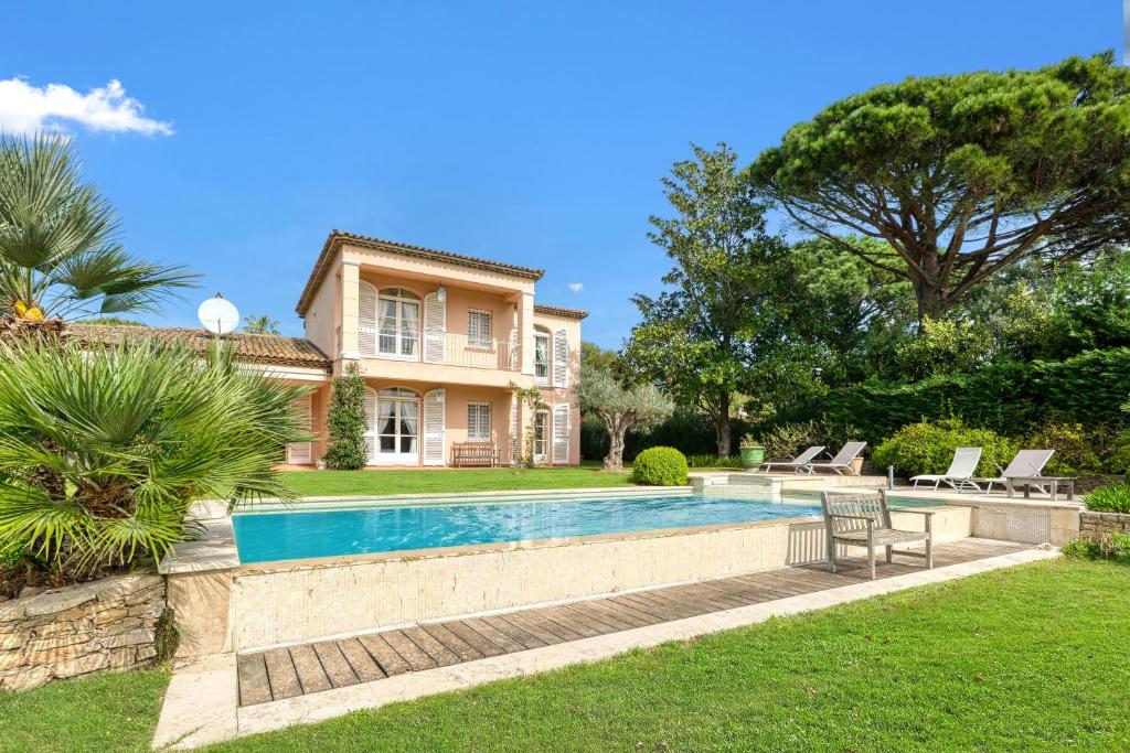 une maison avec une piscine dans une cour dans l'établissement Villa Tortue - Happy Rentals, à Grimaud