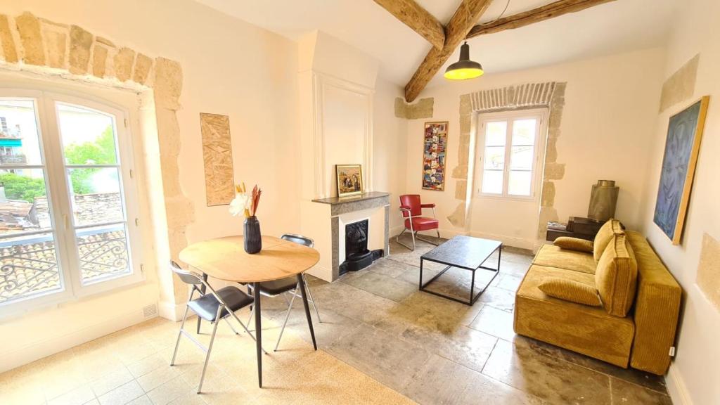 un salon avec un canapé et une table dans l'établissement Le Mondrian, à Nîmes