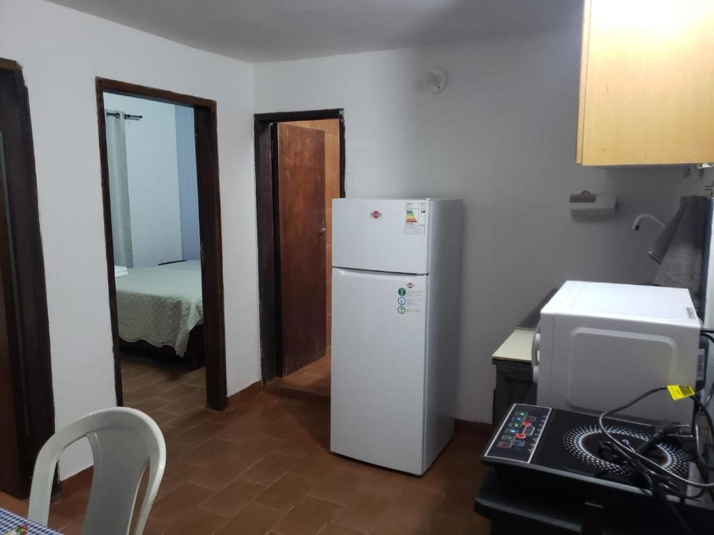 een keuken met een koelkast en een bureau met een computer bij Apartamento Vca Paraguay in Villarrica