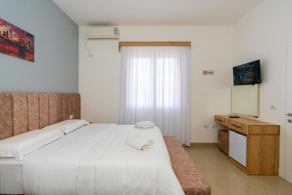 Postel nebo postele na pokoji v ubytování Hotel Shkodra Comfort