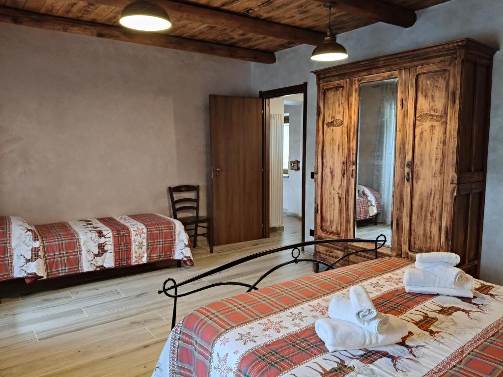 Un dormitorio con dos camas en una habitación. en casa vacanza la Slitta, en Roure Turin