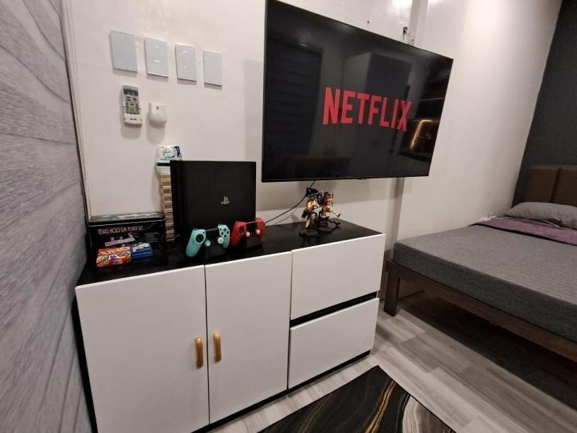 Postel nebo postele na pokoji v ubytování The Hive Staycation