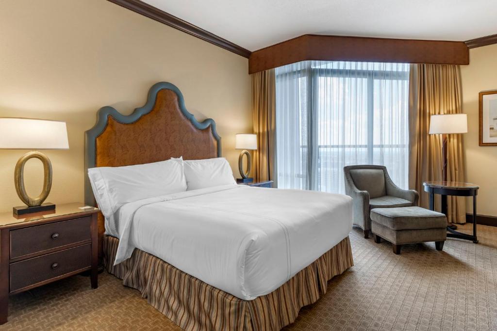 Postel nebo postele na pokoji v ubytování Omni Austin Hotel Downtown