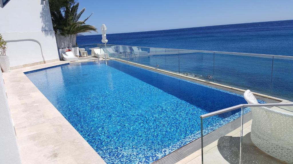 Bazén v ubytování Hotel La Calanque nebo v jeho okolí