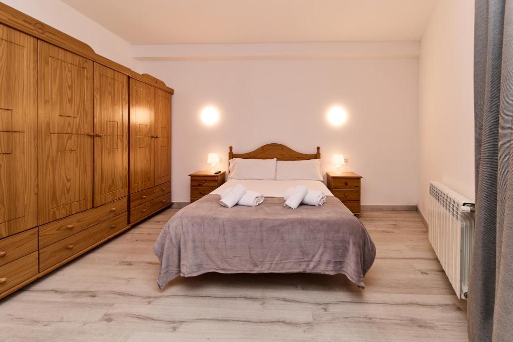 a bedroom with a bed with two pillows on it at Con Parking y Escritorio I Apartamento en Incles I AndBnB in Canillo