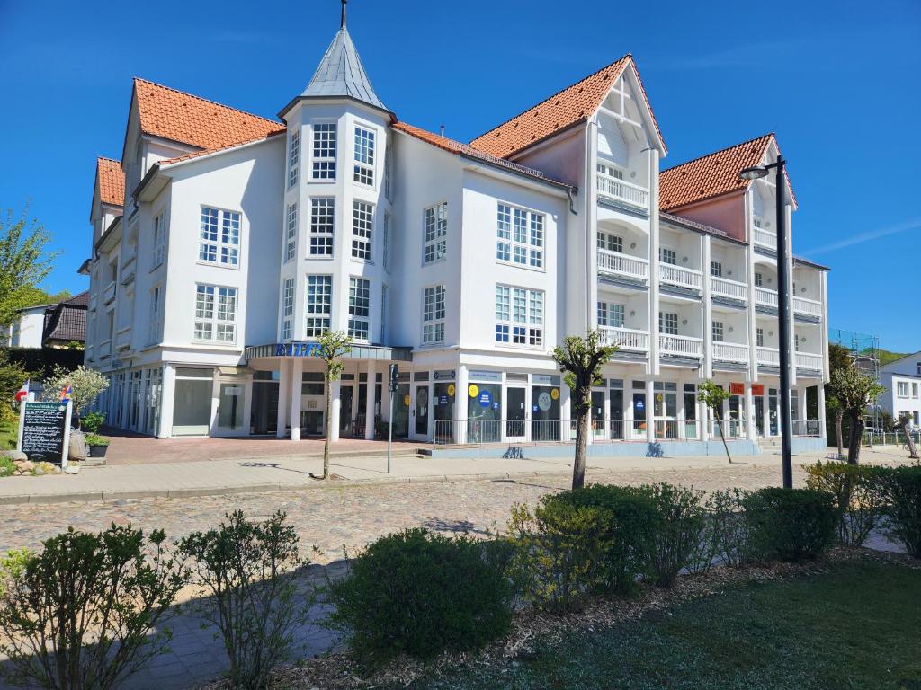 a large white building with a pointed roof at Ferienapartment Haus Baltic 1OG09 in Ostseebad Sellin
