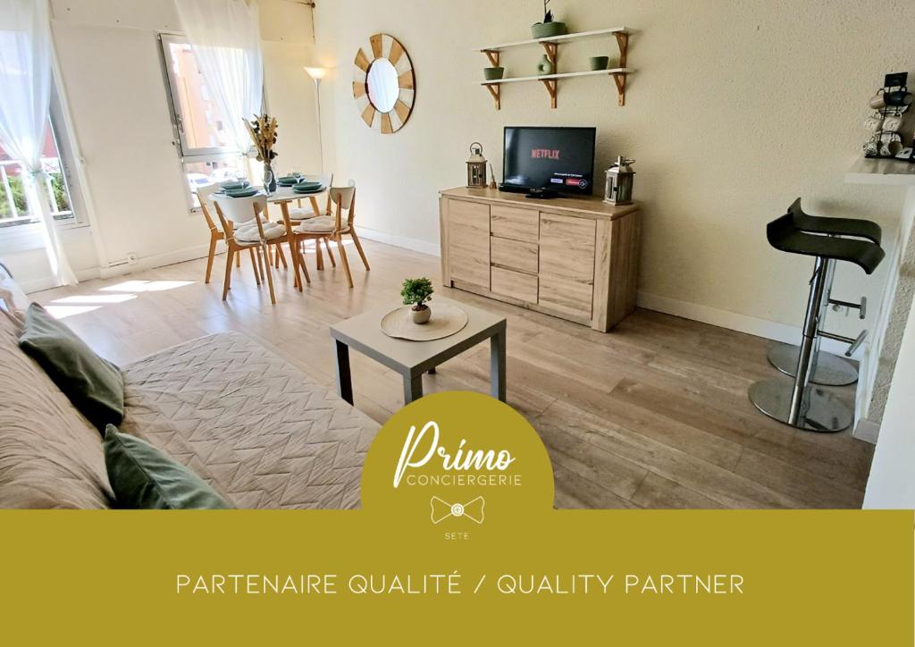 un salon avec un canapé et une table dans l'établissement Lyly Home, au Cap d'Agde