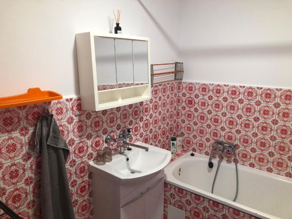 Koupelna v ubytování Apartmány Zelená Hora s velkou zahradou