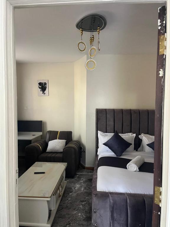 Postel nebo postele na pokoji v ubytování Sahel Executive BnB Studio apartment for cheap accommodation in Elgon View near Eldoret sports club,Rapha Hospital, Naivas supermarket, rupha mall,ST Lukes hospital,busy bumbles international school and Eldoret International Airport