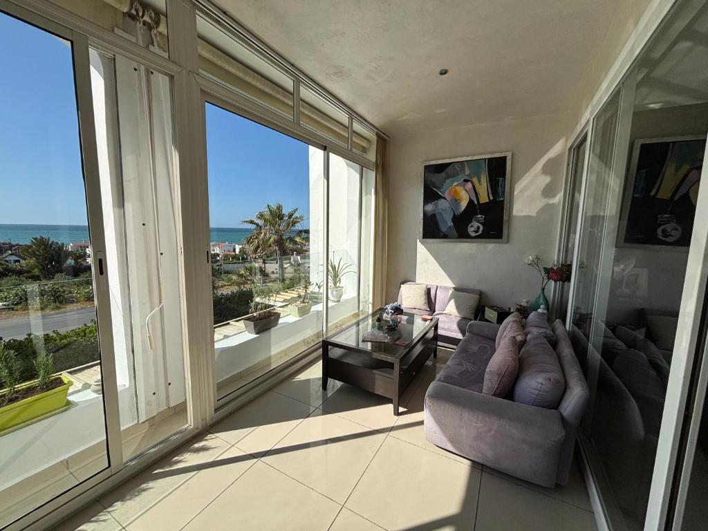 Coin salon dans l'établissement Melrose Beach - Apartment with a beach view