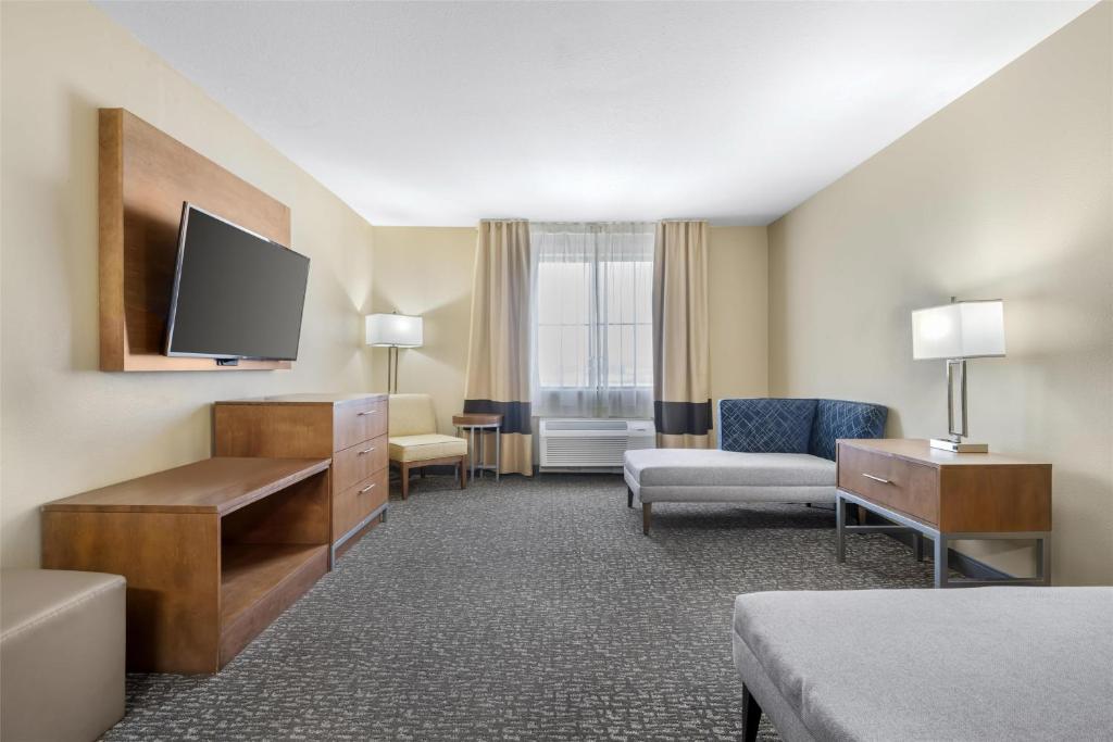 Postel nebo postele na pokoji v ubytování Best Western Plus Surprise-Phoenix NW