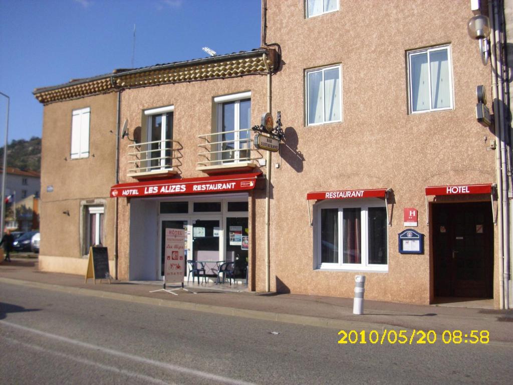 un edificio al lado de una calle en Hôtel Restaurant Les Alizes Loriol Le Pouzin, en Le Pouzin