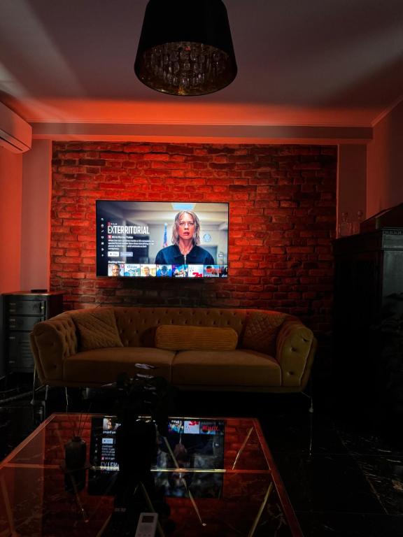 un soggiorno con divano e muro di mattoni di NEW GUEST HOUSE 13 a Maribor