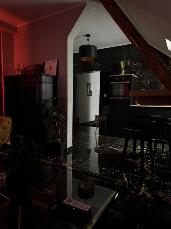 un soggiorno con tavolo in vetro e una cucina di NEW GUEST HOUSE 13 a Maribor