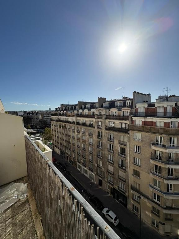 - une vue sur une ville avec de grands bâtiments dans l'établissement Sur les toits de Paris, à Paris
