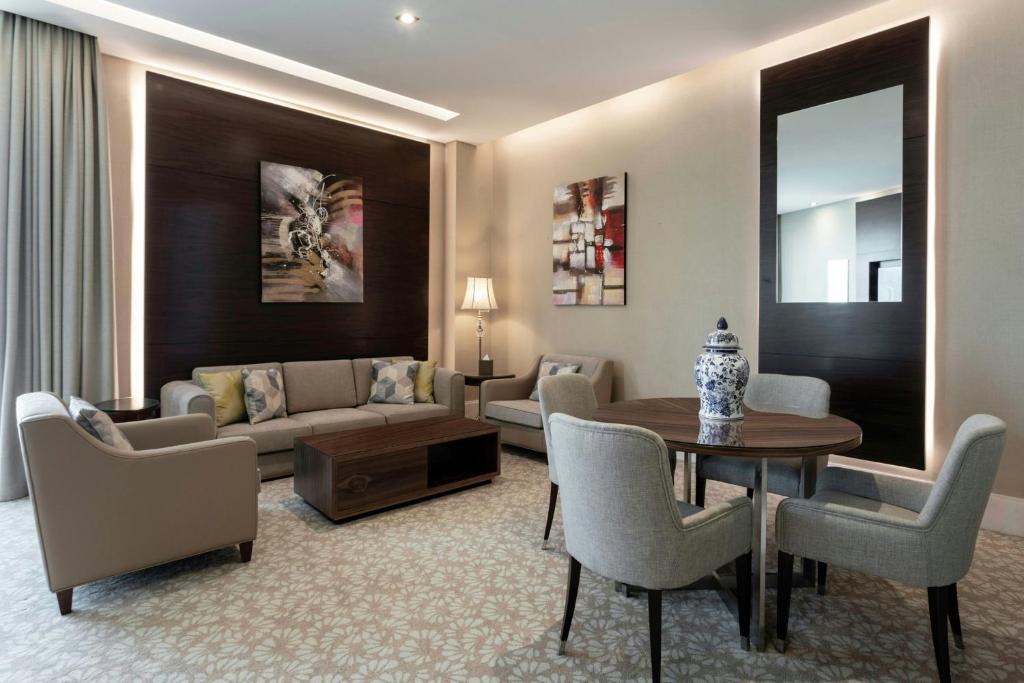 Posezení v ubytování Renaissance Business Bay Hotel, Dubai
