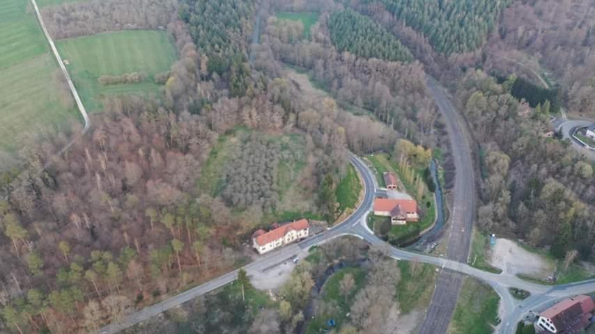 une vue aérienne d'une autoroute avec un train dessus dans l'établissement Corps de chasse, à La Celle-sous-Gouzon
