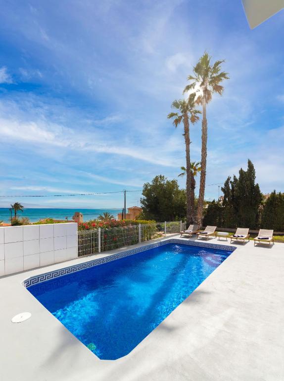 Bazén v ubytování Chalet with sea view from Alicante nebo v jeho okolí