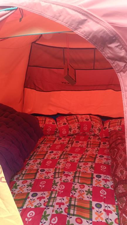 Postel nebo postele na pokoji v ubytování Kedarnath Nandi Base Camp