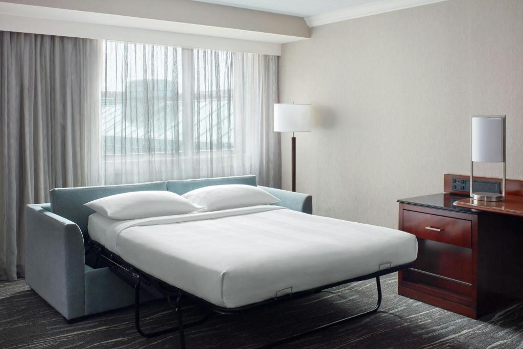 Postel nebo postele na pokoji v ubytování Halifax Marriott Harbourfront Hotel